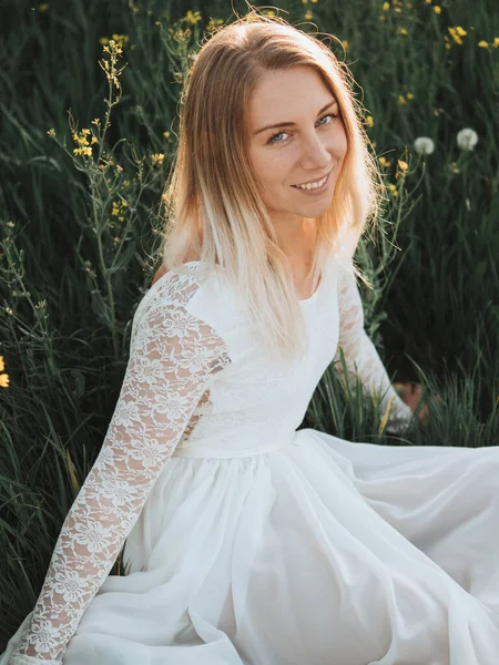 Schöne Braut Freien Der Natur — Stockfoto