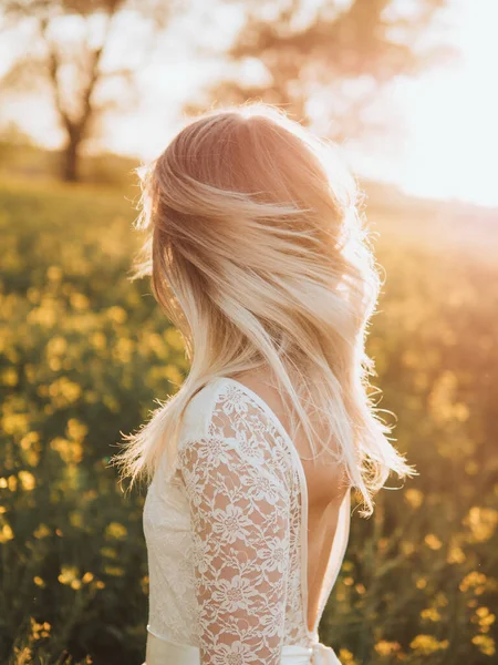 Μακριά Μαλλιά Νύφη Στο Ηλιοβασίλεμα — Φωτογραφία Αρχείου