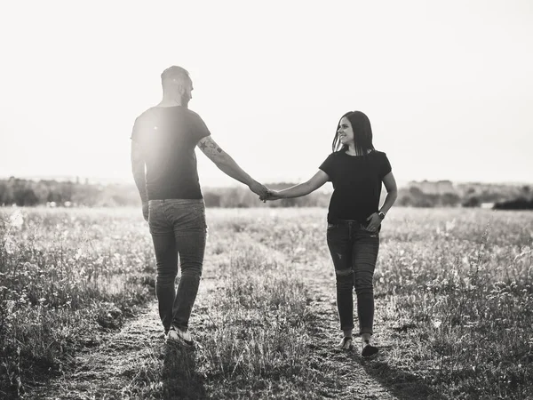 Young Couple Walking Park — Stock Photo, Image