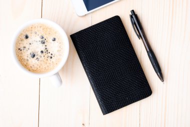Defter ve güçlü kahve ile Smartphone