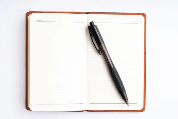 Bloco de notas com caneta isolada — Fotografia de Stock