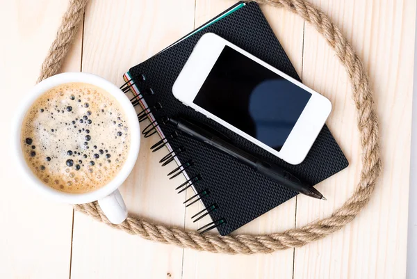 Smartphone avec ordinateur portable et tasse de café fort — Photo