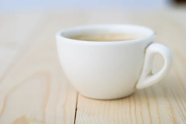Чашка кави на дерев'яному столі — стокове фото