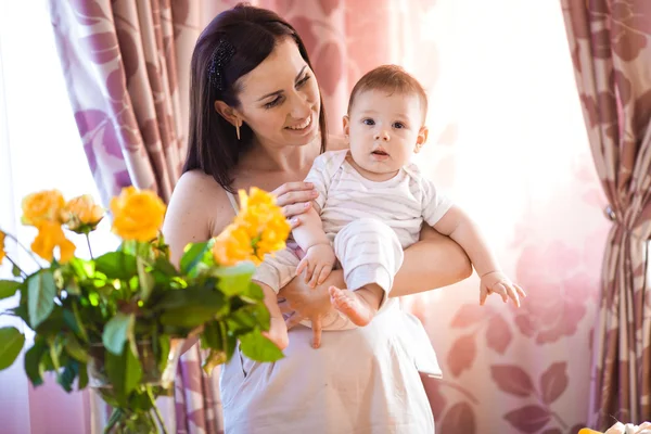 Mãe com bebê — Fotografia de Stock