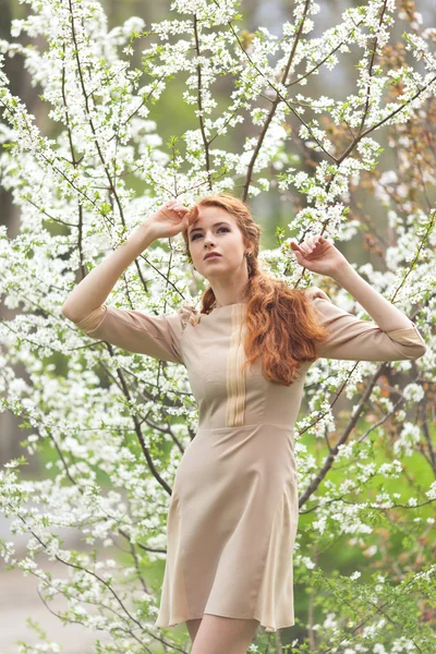Frau im Frühling — Stockfoto