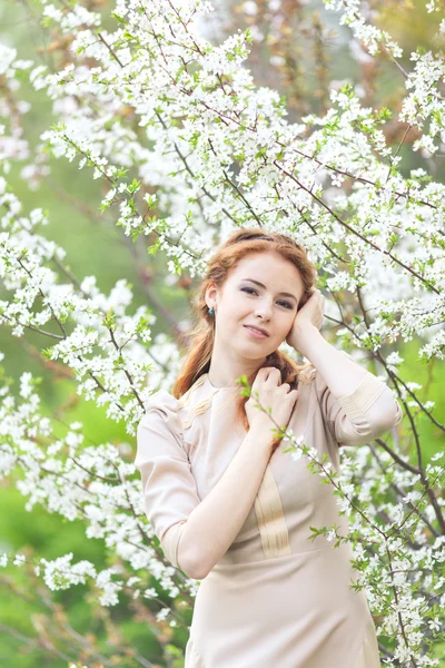 Mulher na primavera — Fotografia de Stock