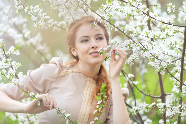 Frau im Frühling — Stockfoto