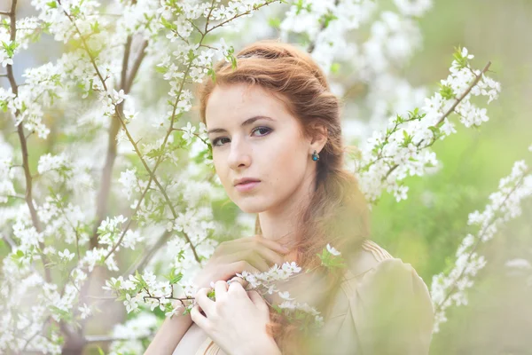 Frau im Frühling — Stockfoto