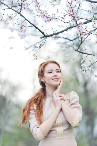 Mujer en primavera —  Fotos de Stock