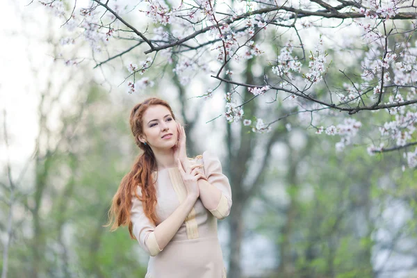 Mujer en primavera — Foto de Stock