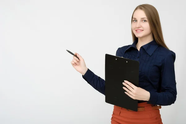 Glimlachende zakenvrouw met gevouwen handen tegen. Toothy glimlach, gekruiste armen. — Stockfoto