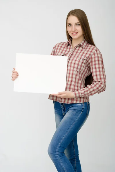 Mujer feliz sosteniendo blanco papel en blanco —  Fotos de Stock