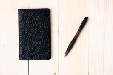 Kalem ile küçük not defteri