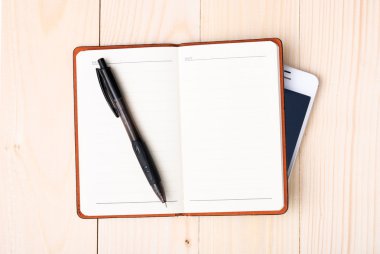 Kalem ve smartphone ile küçük not defteri