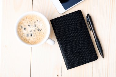 Defter ve güçlü kahve ile Smartphone