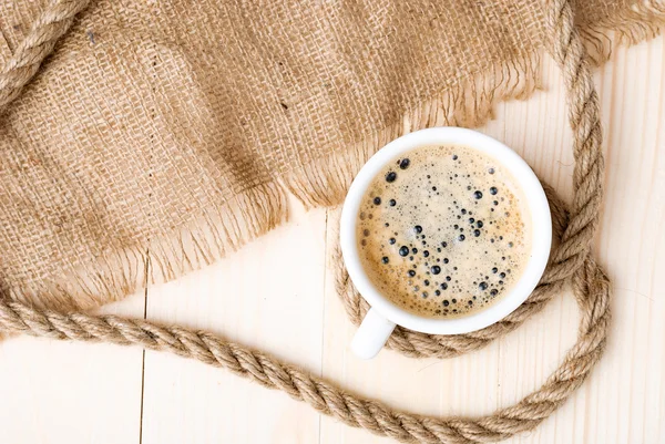 Ahşap masa üzerinde köpük kahve — Stok fotoğraf