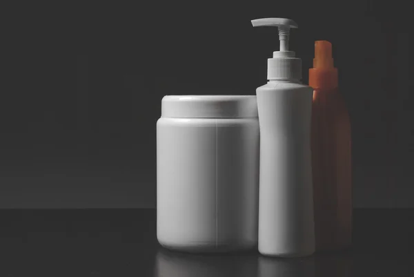 Skupina kosmetických lahví izolovaných na bílém — Stock fotografie
