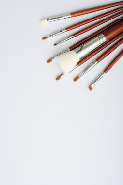 Makyaj fırçası ve kozmetik ürünleri, beyaz arka planda
