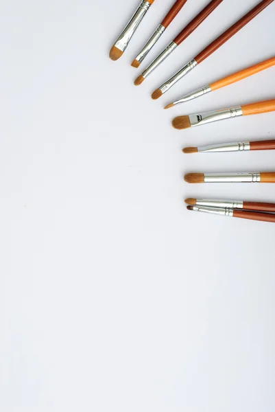 Cepillo de maquillaje y cosméticos, sobre un fondo blanco — Foto de Stock