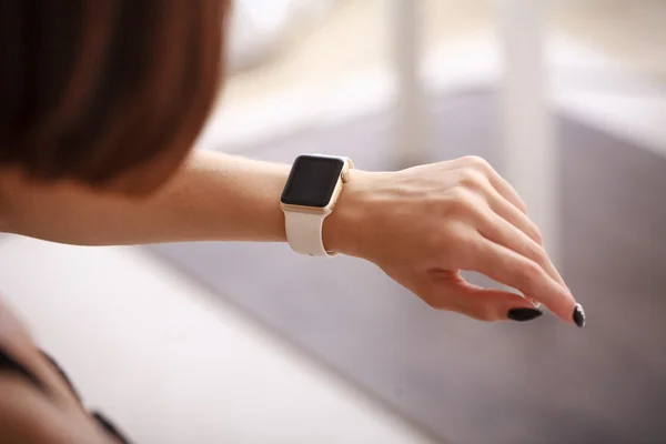Usando seu smartwatch em casa na sala de estar — Fotografia de Stock