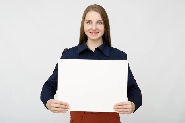 Mujer feliz sosteniendo blanco papel en blanco — Foto de Stock