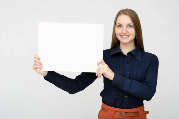 Glückliche Frau mit weißem Blankopapier — Stockfoto