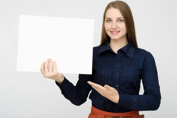 Szczęśliwa kobieta trzymając biały papier blank — Zdjęcie stockowe