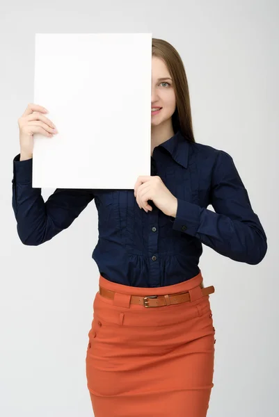 幸福的女人，拿着白色的空白纸 — 图库照片