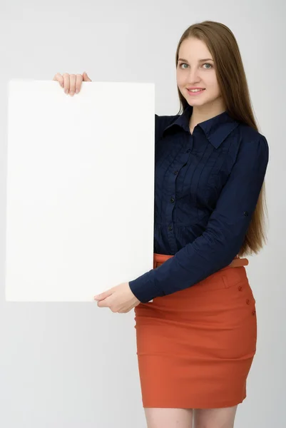 Ευτυχισμένη γυναίκα που κρατά λευκό ΚΕΝΗΣ σελ. — Φωτογραφία Αρχείου