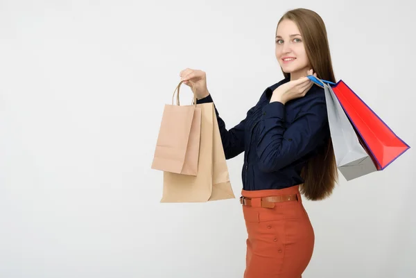 Jonge vrouw hold door boodschappentas — Stockfoto