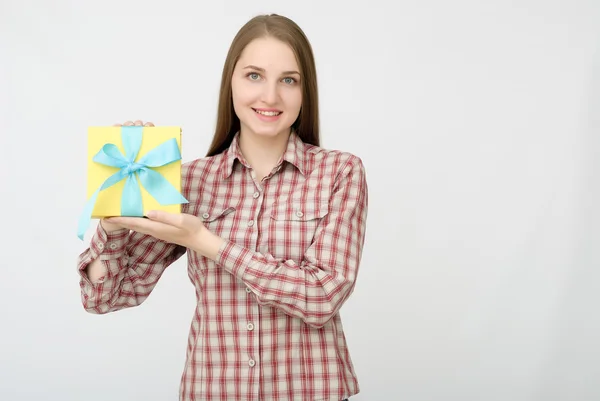 Junge Frau Porträt mit Geschenk — Stockfoto