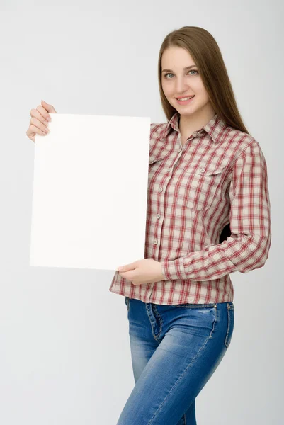 白い空白の紙を保持している幸せな女 — ストック写真