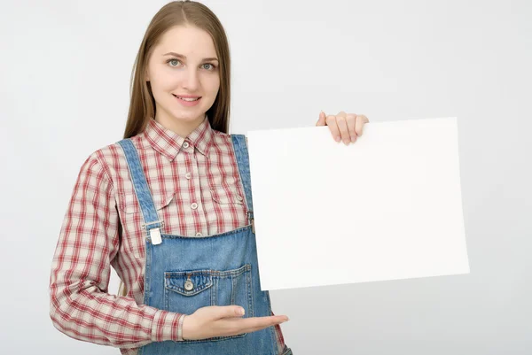 Glückliche Frau mit weißem Blankopapier — Stockfoto