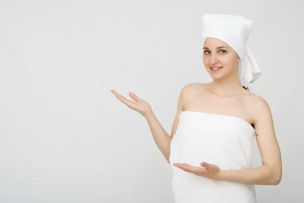 Jovem mulher bonita envolto em toalha — Fotografia de Stock