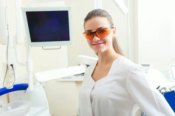 Felice giovane dentista femminile — Foto Stock