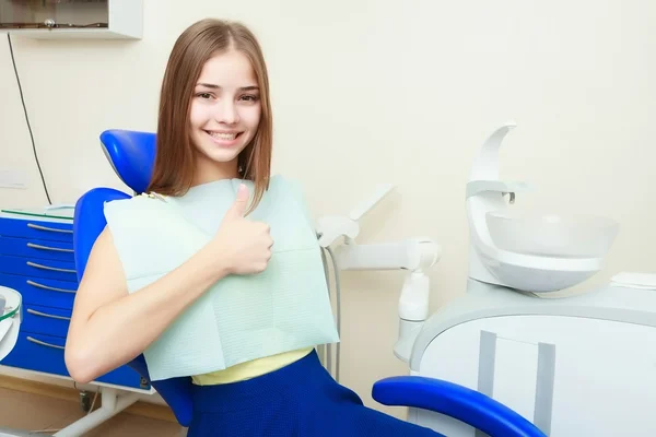 Giovane seduta femminile nello studio dentistico — Foto Stock