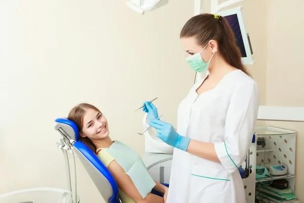 Attraente donna dentista con ragazza paziente — Foto Stock