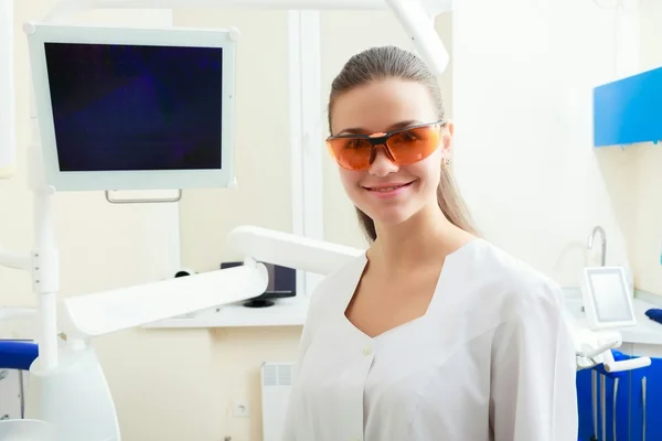Щаслива молода жінка-стоматолог — стокове фото