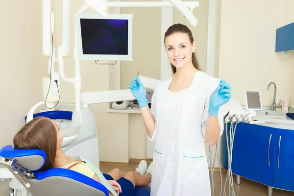 Mulher atraente dentista com paciente menina — Fotografia de Stock