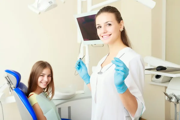 女の子の患者を魅力的な女性歯科医 — ストック写真