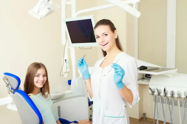 Mulher atraente dentista com paciente menina — Fotografia de Stock