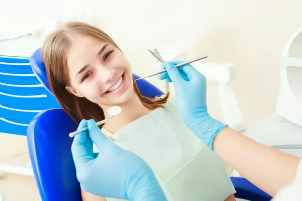 Młoda kobieta siedzi w gabinecie stomatologicznym — Zdjęcie stockowe