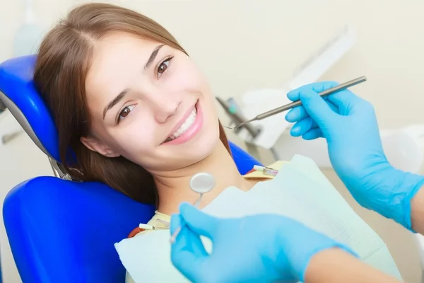 Młoda kobieta siedzi w gabinecie stomatologicznym — Zdjęcie stockowe