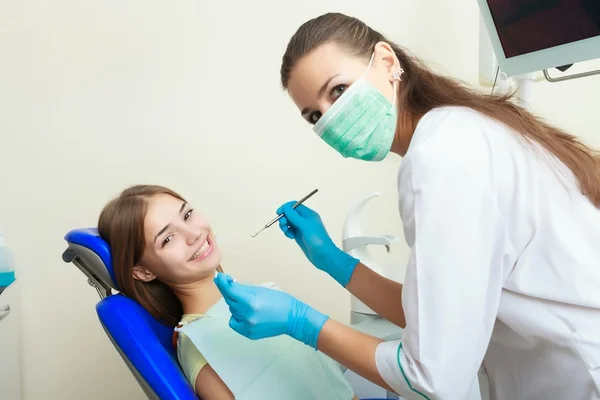 Bella paziente donna avendo cure dentistiche presso lo studio dentistico . — Foto Stock