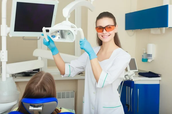 女の子の患者を魅力的な女性歯科医 — ストック写真