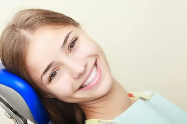 Emale pacjenta uśmiechający się w stomatologii — Zdjęcie stockowe