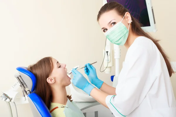 Attraente donna dentista con ragazza paziente — Foto Stock