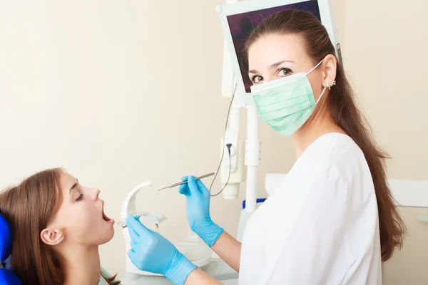 Attraente donna dentista con ragazza paziente — Foto Stock