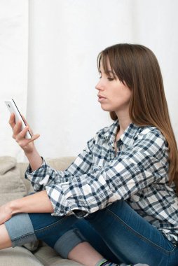 Onun akıllı telefon kullanan genç güzel kadın