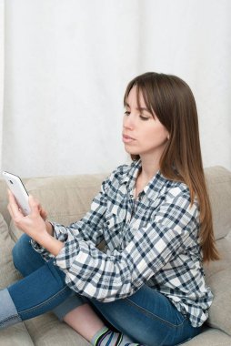 Onun akıllı telefon kullanan genç güzel kadın